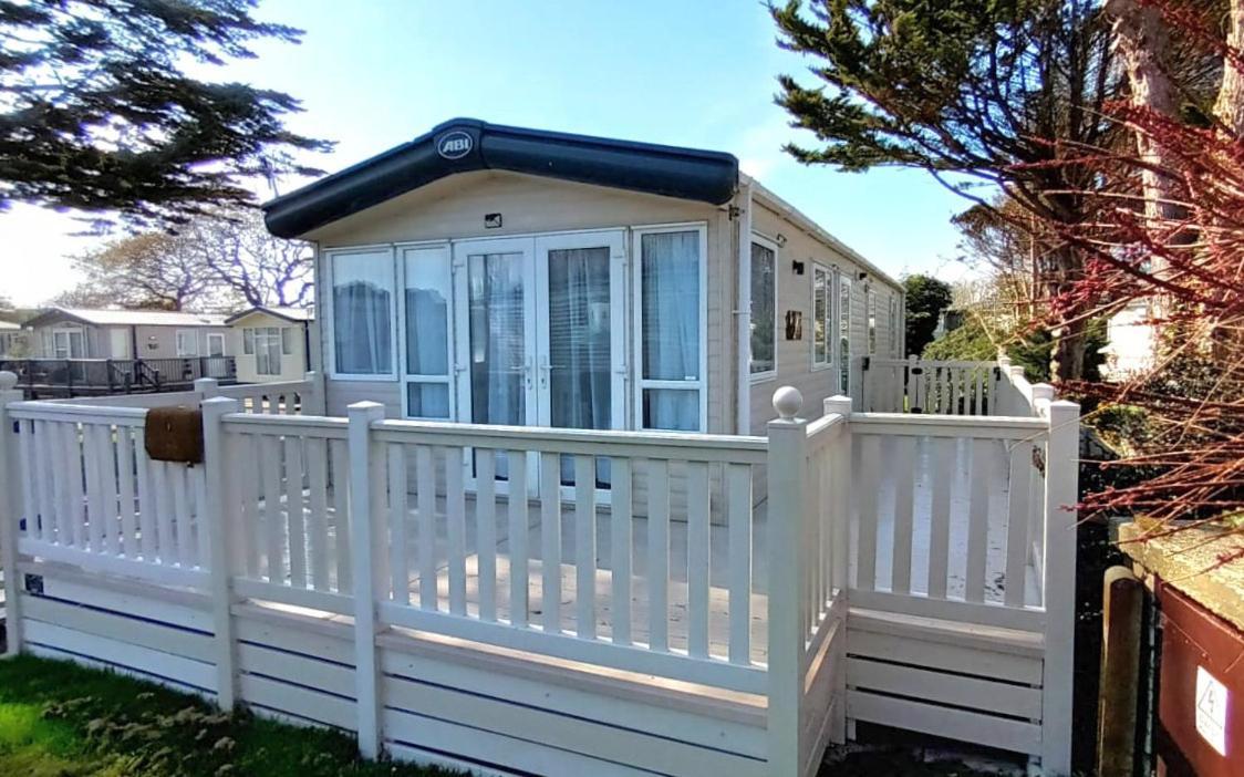 Memories Made Hotel Selsey Exterior photo